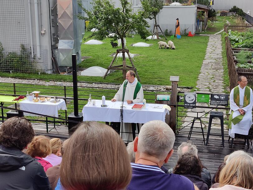 Ein improvisierter Altar steht vor einer urbanen Kran-Kulisse. Dass Pfarrer Schießler ein Fan des Unkonventionellen ist, ist wohl bekannt.