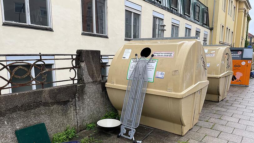 Wenn wir Münchner doch so stolz sind auf unsere freundliche, attraktive Landeshauptstadt, wieso ertragen wir diese unsäglichen Schandflecken an unseren Straßen? , fragt eine AZ-Leserin.