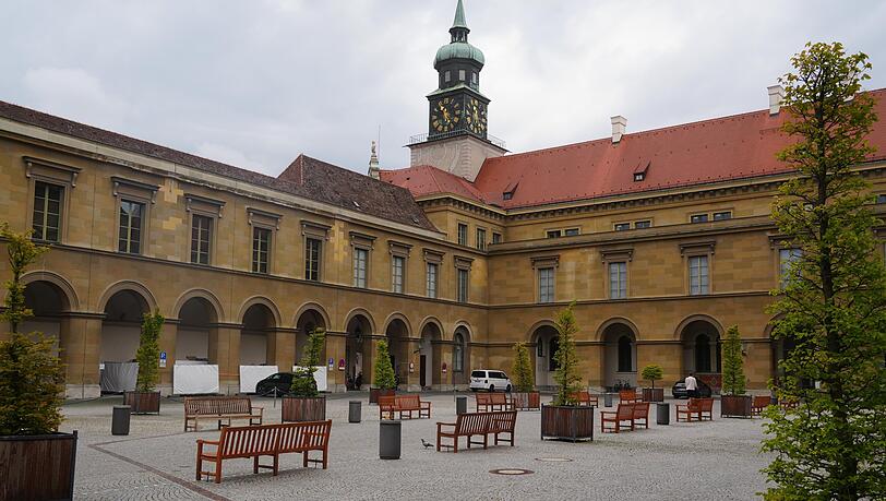 Der Apothekenhof in der Residenz wirkt wie eine eigene kleine Welt für sich, mit klarer Architektur und stiller Eleganz.