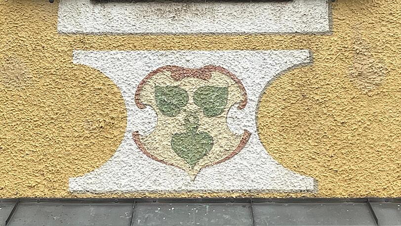 Seit vielen Jahrzehnten sorgt ein Verein in Aubing mit Einsatzbereitschaft und Gemeinschaftssinn für den Schutz und die Sicherheit des Viertels. Dieses Wappen ziert das vom Verein genutzte Gebäude. Bei der Rallye wird nach dem Vereinsnamen gefragt.