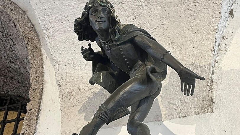Eine Tänzerfigur am Alten Rathaus – ein Detail mit Schwung aus Münchens Vergangenheit.