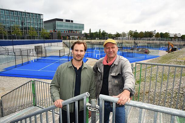Jan-Felix Jacob, Geschäftsführer der Opes-Immobiliengruppe (l.),mit dem Münchner Zwischennutzungs-König Michi Kern (r.) bei einem der Abgänge zum "Lucky Star", einer neuen Zwischennutzung in der Baugrube an der Moosacher Straße.