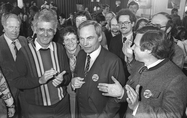 Am Abend von Schorsch Kronawitters Wahl 1984: Hahnzog links neben dem OB, hinter ihm der junge Christian Ude