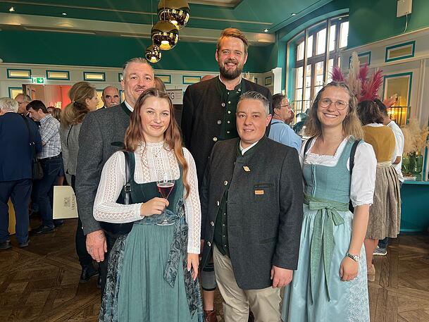 Harry Schreib, Renee Jacobsen, Anna Rudolf, Barbara Deimel und Anna Steckenbiller vom ausgezeichneten Restaurabt Airbräu.
