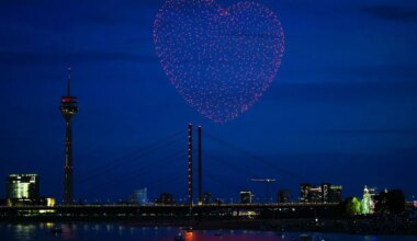 1.000 Farbpunkte am Himmel - Riesige Drohnenshow in Düsseldorf - Bayern