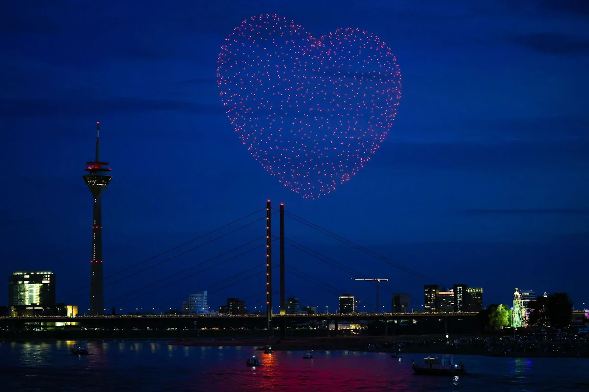 1.000 Farbpunkte am Himmel - Riesige Drohnenshow in Düsseldorf - Bayern