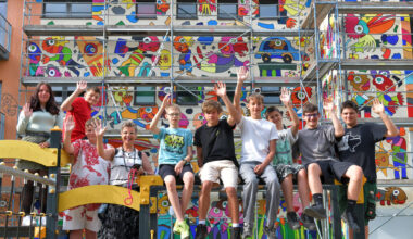 Schüler bemalen Schulfassade gemeinsam mit Michael Fischer-Art