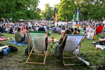 Die abwechslungsreichen Texte, die Mitbestimmung sowie die Moderation nennen Besucher als Gründe, warum sie regelmäßig zum Poetry-Slam in den Stadthallenpark gehen.