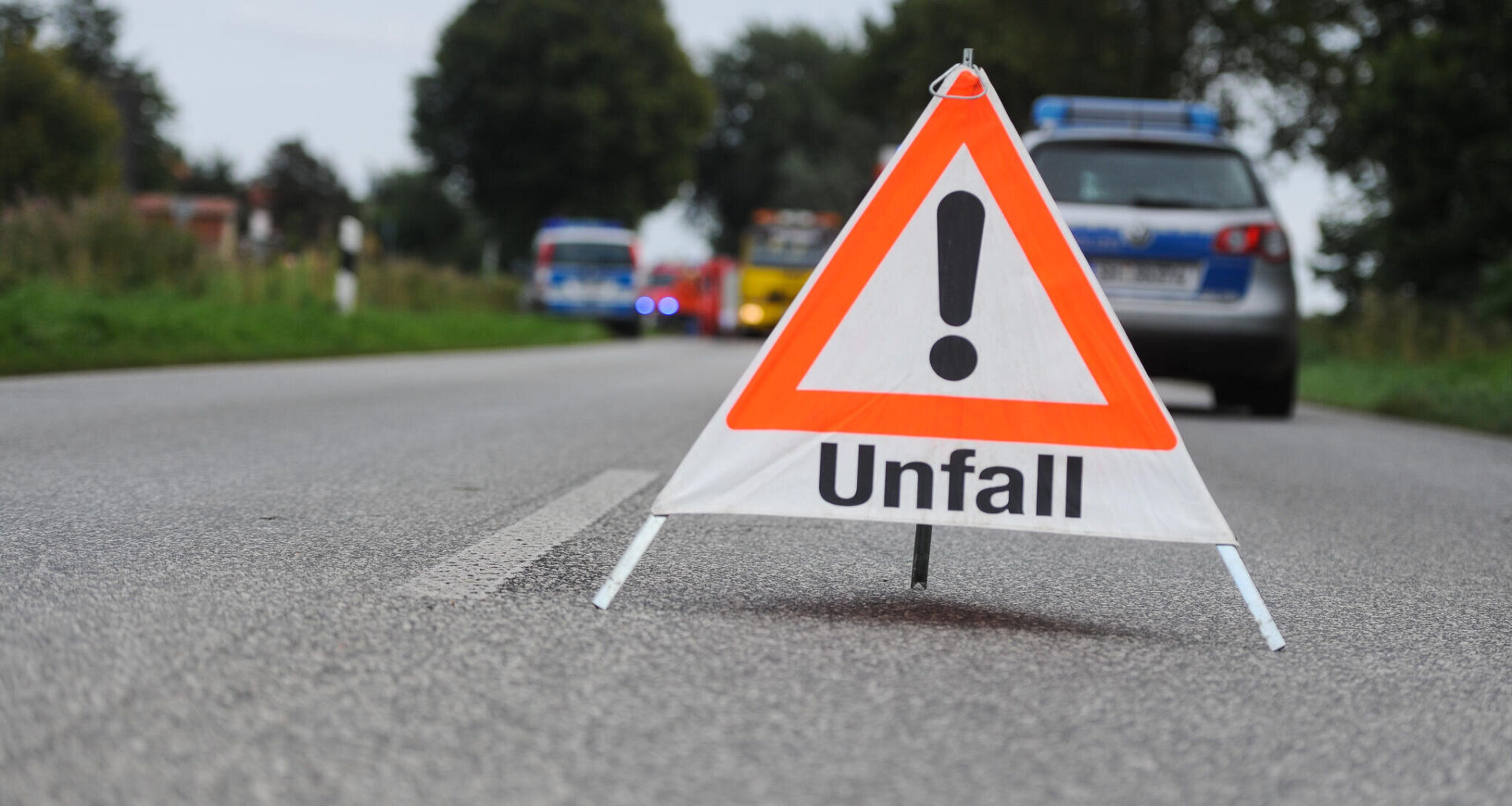 Augustusburg: Motorrad stürzt in Böschung
