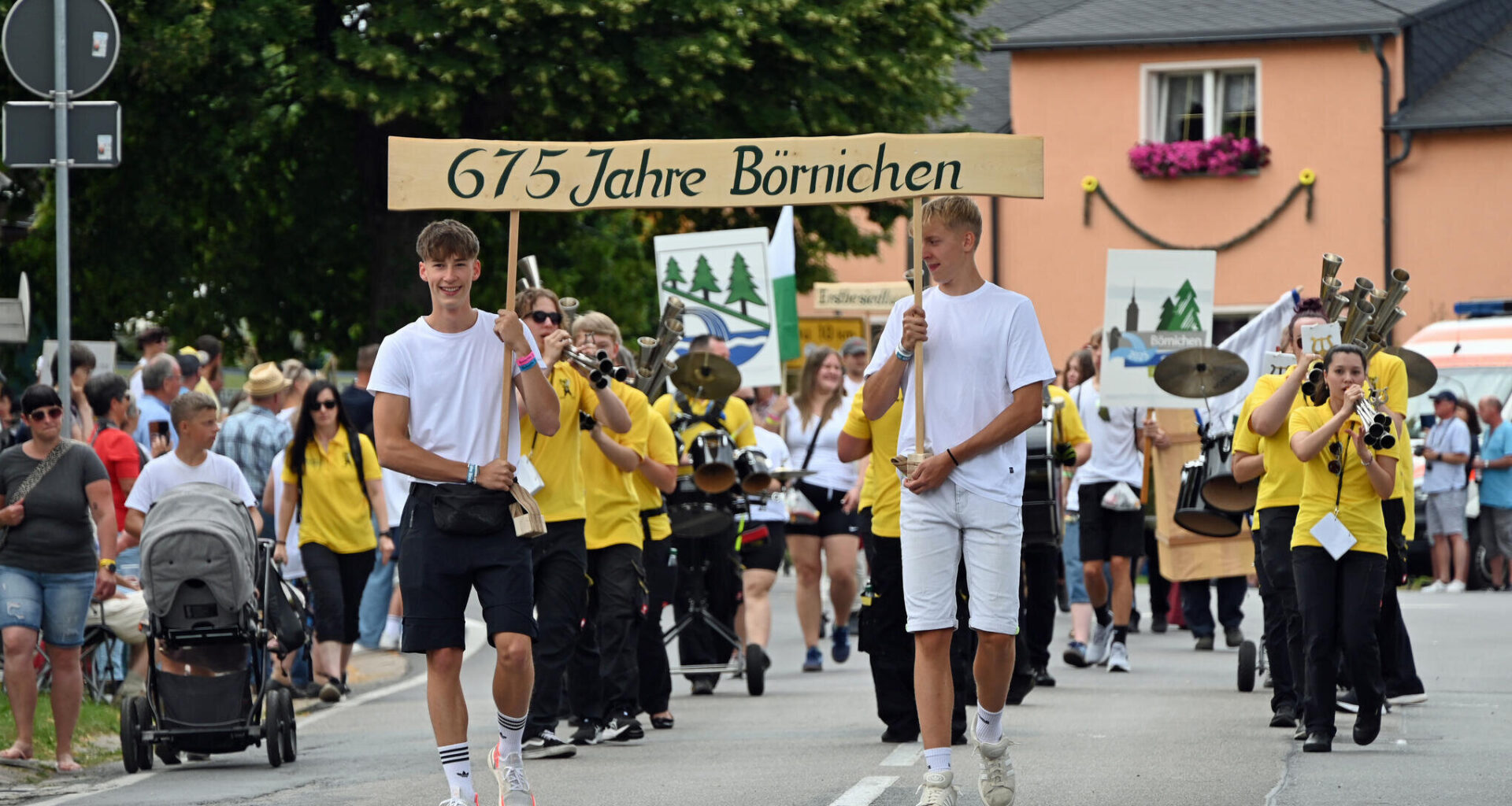 Dorf im Erzgebirge lockt mit Festumzug die Massen an
