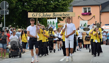 Dorf im Erzgebirge lockt mit Festumzug die Massen an