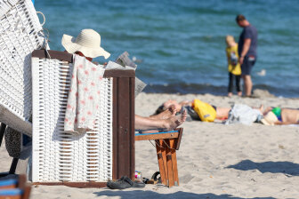 Timmendorfer Strand (Schleswig-Holstein): Besucher genießen die Sonne.