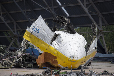 Nach Kriegsbeginn 2022: Die zerstörten Überreste der Antonow An-225 liegen auf dem Flugplatz in Hostomel (Ukraine).