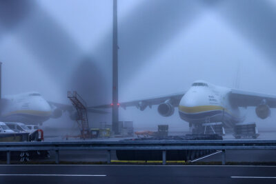 Schkeuditz im Dezember 2022: Zwei ukrainische Antonow An-124 stehen im Nebel am Flughafen Leipzig/Halle. Inzwischen ist dort der vorübergehende Heimatstützpunkt der Transport-Riesen.