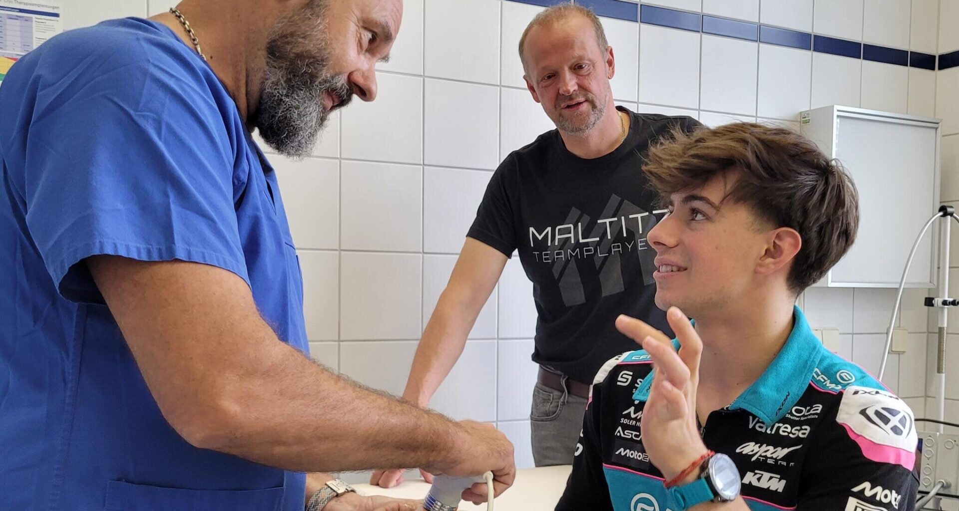 Sportmediziner vom DRK-Krankenhaus Chemnitz verarztet Weltmeister David Alonso