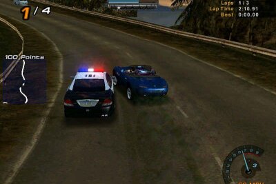 Von Null auf Vollgas - und vor dem Aus? So hat sich die Kult-Reihe "Need for Speed" entwickelt - Bei "Hot Pursuit 2" (2002) ermöglichte eine neue Grafikengine Special Effects wie Sandstürme oder Waldbrände. Einen Wechsel auf die andere Seite der Verkehrsmoral erlaubte der Modus "Be a Cop".