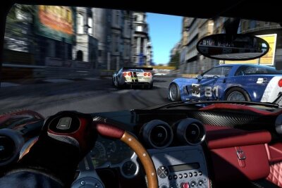Von Null auf Vollgas - und vor dem Aus? So hat sich die Kult-Reihe "Need for Speed" entwickelt - Weg von der Streetracer-Szene, zurück zu den Profis: Was das Setting betrifft, war "Shift" näher an "Pro Street" als am Vorläufer "Undercover". Als Rennfahrer strebte der Spieler den Siegeszug in einer fiktiven Motorsport-Liga an. Neben erfundenen Kursen durfte man auch auf legendären Strecken wie der Nordschleife oder Silverstone das Pedal durchtreten.
