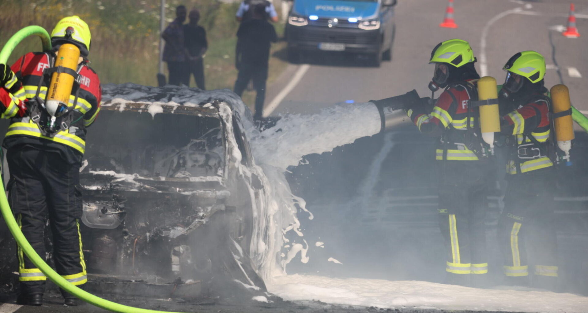 PKW brennt unter Autobahnbrücke in Oberlichtenau