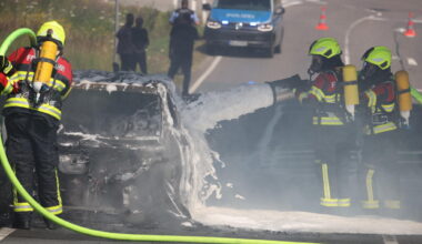 PKW brennt unter Autobahnbrücke in Oberlichtenau
