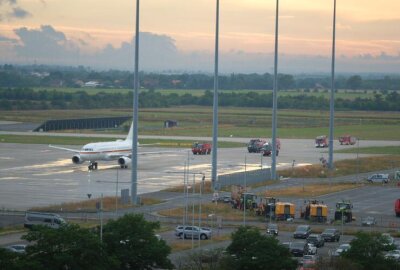 Regierungsflieger muss ungeplant in Leipzig landen - Direkt nach der Landung begleiteten Fahrzeuge der Flughafenfeuerwehr den Regierungsflieger zu einer Parkposition auf dem Vorfeld.