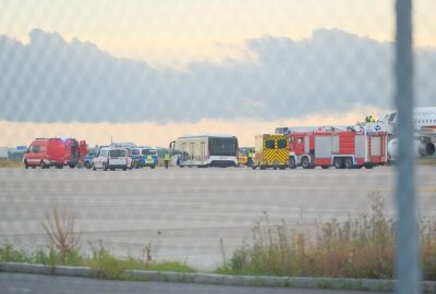 Regierungsflieger muss ungeplant in Leipzig landen - Neben der Feuerwehr waren auch zwei RTWs sowie die Bundespolizei im Einsatz.