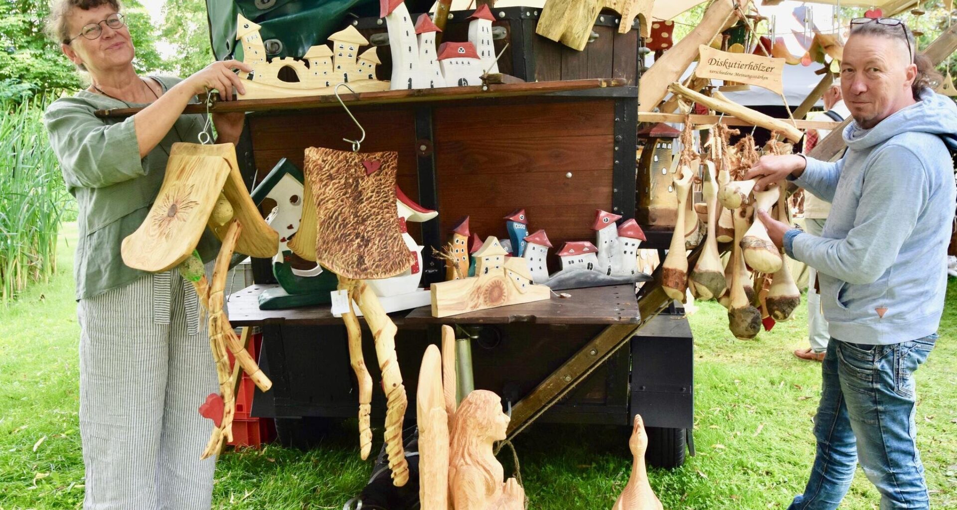 Unikate aus Holz, Farbe und Co. ziehen Besucher ans Wasserschloss