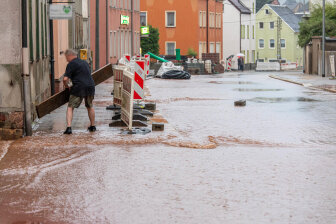 Ein Anwohner in Hohndorf versuchte, sich mit Brettern selbst zu helfen.