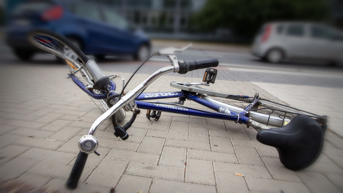 Notbremsung nötig: Radfahrer (74) bei Sturz in Braunschweig schwer verletzt