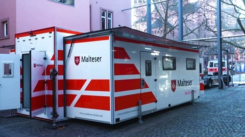 Der "Medextainer" der Malteser ist ein ausziehbarer Container, in dem bis zu zehn Menschen auf einmal medizinisch versorgt werden können. Er steht am Rosenmontag vor dem Eingang des Gutenberg-Museums.