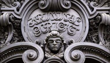 Der Schriftzug "Kriminalgericht" und ein Bildnis der Justitia hängen über dem Haupteingang des Gebäudekomplexes vom Kriminalgericht Moabit, indem große Teile der Berliner Strafgerichtsbarkeit untergebracht sind, aufgenommen am 31.05.2024. (Quelle: Picture Alliance/Bernd von Jutrczenka)