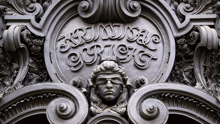 Der Schriftzug "Kriminalgericht" und ein Bildnis der Justitia hängen über dem Haupteingang des Gebäudekomplexes vom Kriminalgericht Moabit, indem große Teile der Berliner Strafgerichtsbarkeit untergebracht sind, aufgenommen am 31.05.2024. (Quelle: Picture Alliance/Bernd von Jutrczenka)