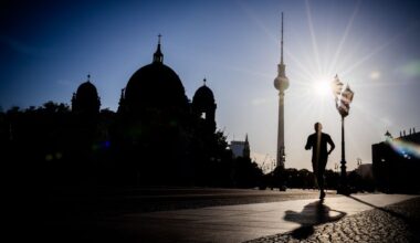 Ein Jogger rennt am frühen Morgen des 30.06.2025 vor dem Berliner Fernsehturm und dem Dom. (Quelle: dpa-Bildfunk/Christoph Soeder)