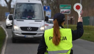 Archivbild: Eine polnische Polizistin winkt vor dem Grenzübergang in Polen an der polnisch-deutschen Grenze einen Reisebus zur Kontrolle raus. (Quelle: dpa/Sauer)