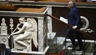 Kabinett von François Bayrou: Frankreichs Regierung übersteht erneut Misstrauensvotum