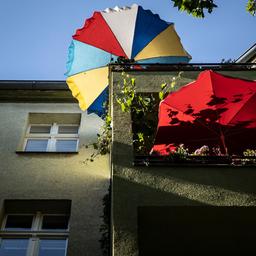 onnenschirm auf einem Balkon (Quelle: dpa/Florian Gaertner)