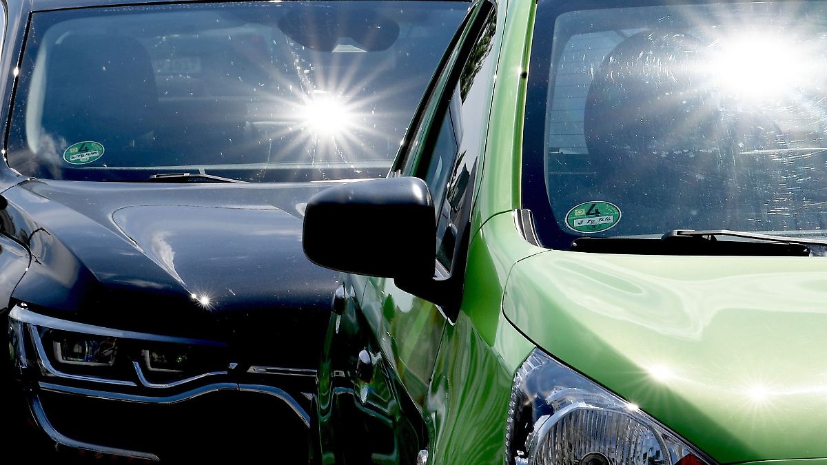 Für einen Senioren in Wittenburg wurde das in praller Sonne abgestellte Auto beinahe zur gefährlichen Falle. (Symbolbild)