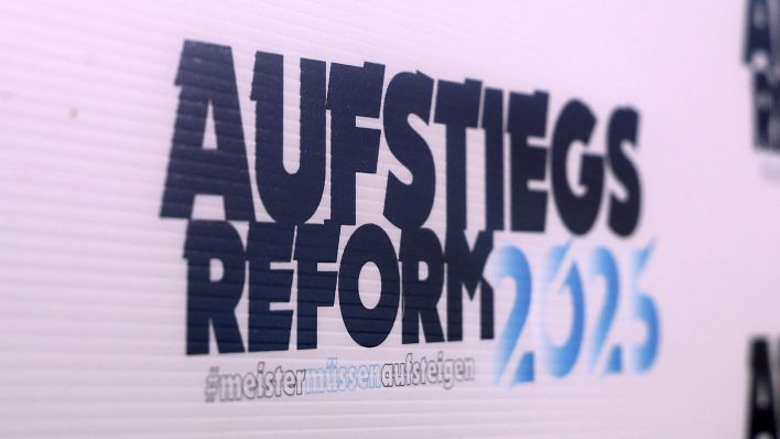 Schriftzug bei der Regionalligareform Pressekonferenz im Februrar 2025 (Quelle: IMAGO / Picture Point LE)