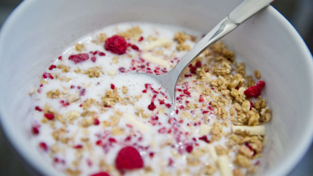 Wenn es sehr heiß ist, ist der Durst zwar groß, aber der Hunger bleibt dagegen oftmals aus. Wir essen automatisch weniger. Dennoch sollten Sie morgens darauf achten, ein gesundes Frühstück mit Kohlenhydraten zu sich zu nehmen. Müsli mit Haferflocken oder Vollkornbrot hält den Blutzuckerspiegel stabil und Sie können sich über den Tag besser konzentrieren. Beides leidet oftmals bei hohen Temperaturen.