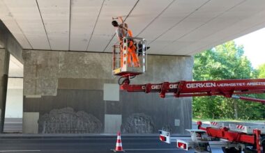 Rico Thumeyer sucht mit dem Hammer nach Hohlstellen und anderen Schäden, die im Beton entstanden sein könnten. (Quelle: rbb24/Sebastian Schöbel)
