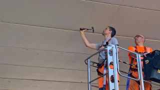 Rico Thumeyer sucht mit dem Hammer nach Hohlstellen und anderen Schäden, die im Beton entstanden sein könnten. (Quelle: rbb24/Sebastian Schöbel)