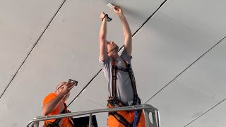 Kleine Risse werden von Rico Thumeyer mit einem Lineal ausgemessen, mit wasserfester Kreide markiert und fotodokumentiert. (Quelle: rbb24/Sebastian Schöbel)