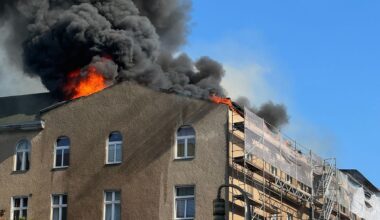 Brände: Feuer in Schöneberger Mehrfamilienhaus - Mann in Krankenhaus
