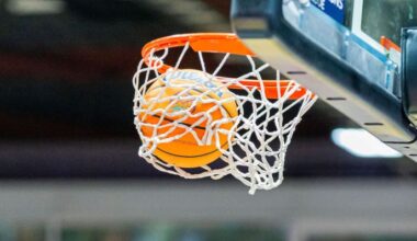 Ein Basketball fliegt in den Korb (Quelle: IMAGO/Jan Huebner)