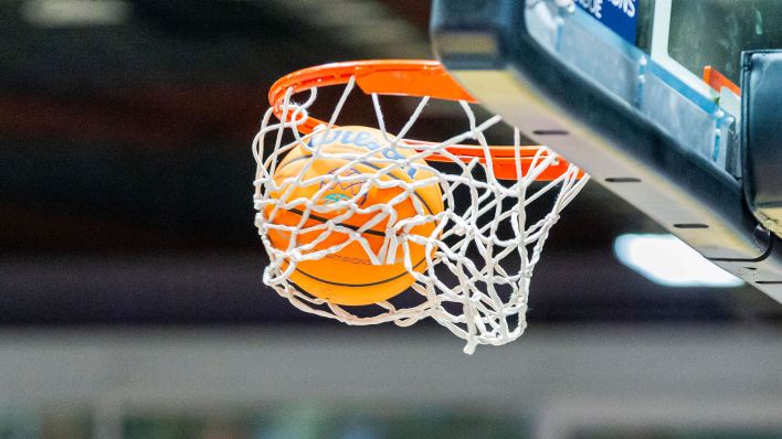 Ein Basketball fliegt in den Korb (Quelle: IMAGO/Jan Huebner)