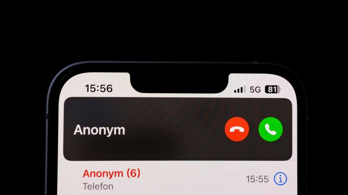 Symbolfoto: Auf einem Handy geht ein anonymer Anruf ein, aufgenommen am 28.01.2025 in Berlin. (Quelle: Picture Alliance/Kira Hofmann)