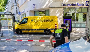 Ein Geldtransporter steht am 01.07.2025 nach einem Überfall am Berliner Kurfürstendamm vor einer Bankfiliale. (Quelle: Picture Alliance/Christoph Soeder)