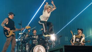 Archivbild: Linkin Park, Sängerin Emily Armstrong, im Konzert live im Olympiastadion, Berlin. (Quelle: imago images/berinfoto)