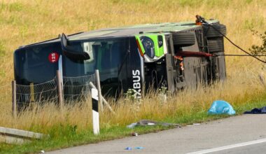 Flixbus kommt von Fahrbahn ab und kippt um – A 19 Richtung Berlin komplett gesperrt