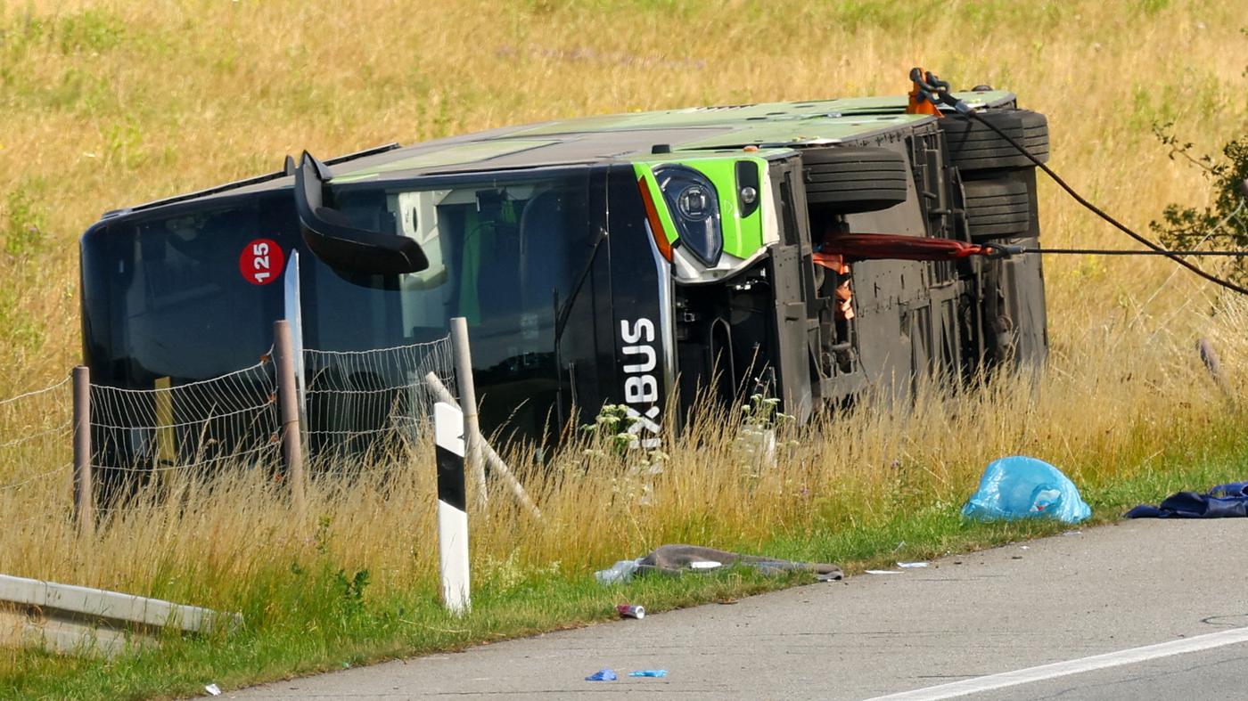 Flixbus kommt von Fahrbahn ab und kippt um – A 19 Richtung Berlin komplett gesperrt