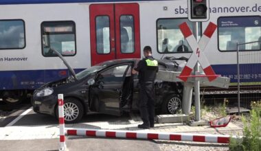 Seniorin übersieht Zug: Auto und S-Bahn stoßen bei Hannover zusammen